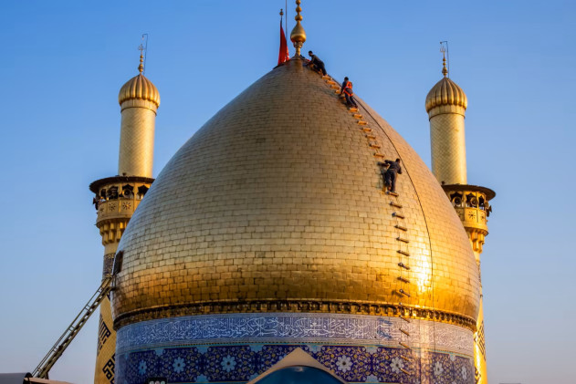 غسل القبة.. مهمة لا تخلو من الخطورة